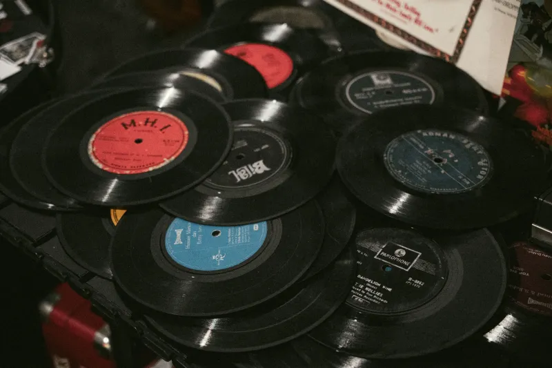El pasado como material: cómo los artistas españoles de hoy convierten la nostalgia en algo subversivo